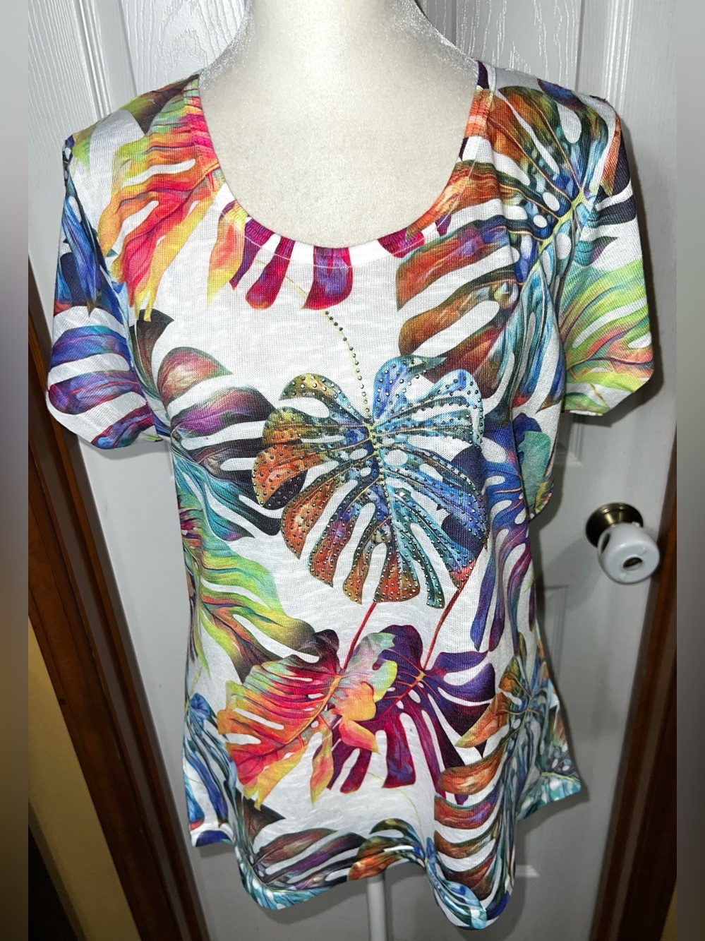 (NWOT)Milano Tropical Blouse Top Palm Leaves Short Sleeve Rhinestones Vacation M